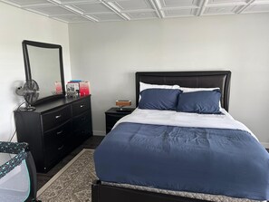 1 soverom, skrivebord, strykejern/-brett og reiseseng for barn