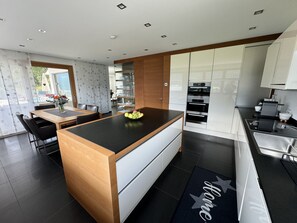 Kühlschrank, Mikrowelle, Ofen, Geschirrspüler