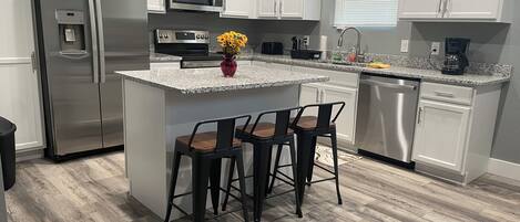 Microondas, horno, parrilla de estufa y lavavajillas