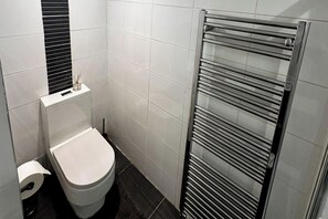 Douche, sèche-cheveux, serviettes fournies