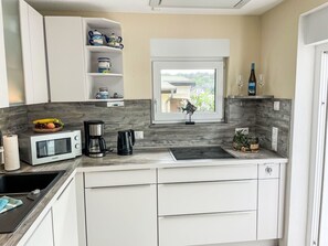 Geladeira, micro-ondas, fogão, lava-louças