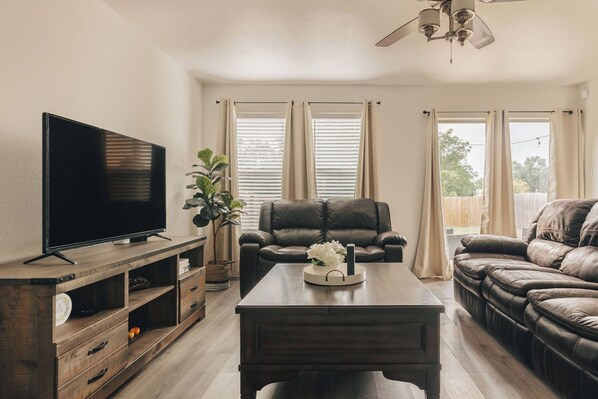 Smart TV, books - NEW LISTING-HOME near Seaworld and UTSA (San Antonio)