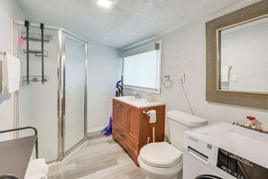 Secador de cabelo, toalhas de banho