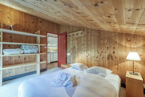2 bedrooms, bed sheets - Appartement Le Grenier, Le Tour (Argentière), France (Le Tour (Argentière))