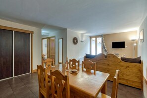 Living and dining room - V Loriaz 32: Beside Ski Lift; Pool, Sauna & Gym, Vallorcine (Argentiere), France (Vallorcine (Argentiere))