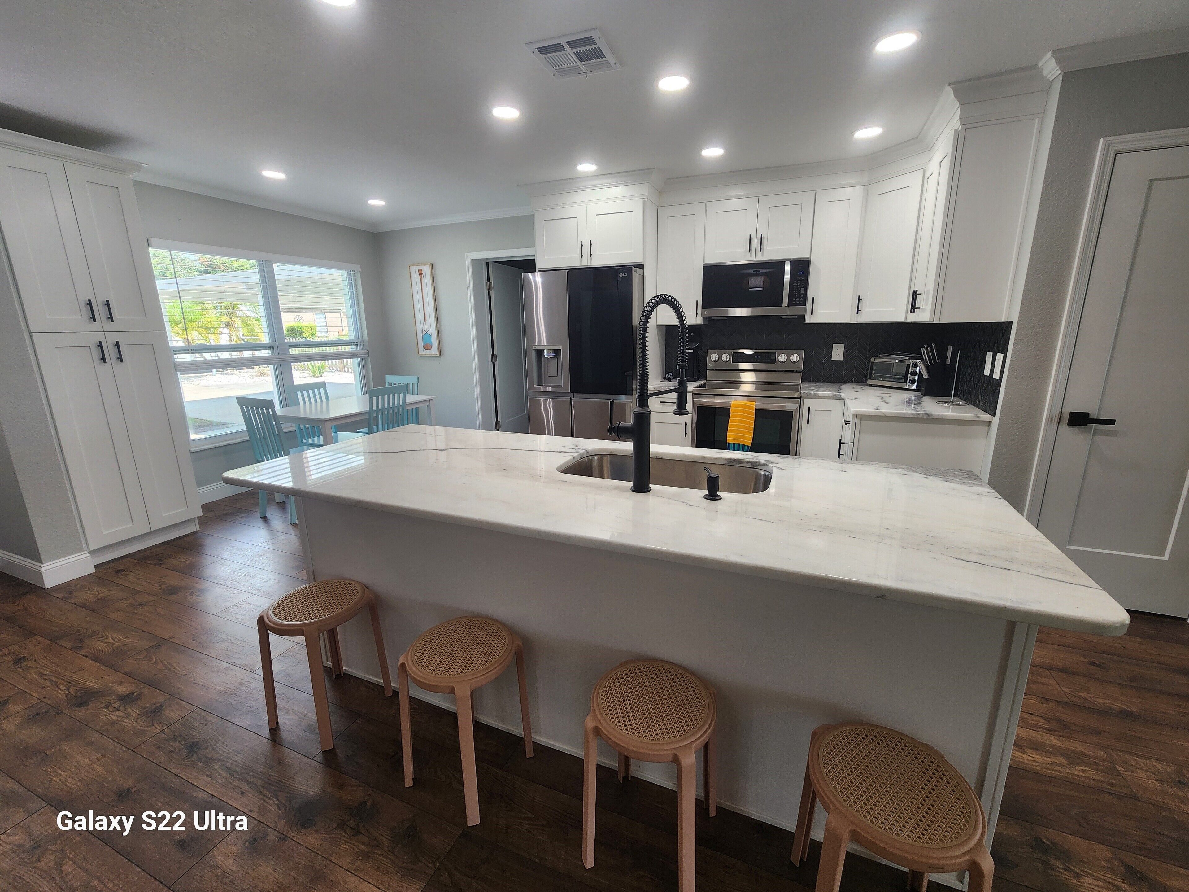 Een koelkast, een magnetron, een oven, een kookplaat