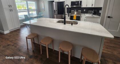 Lake House on the LEGOLAND Chain-of-Lakes with Private Pool, Beach and Boat Dock