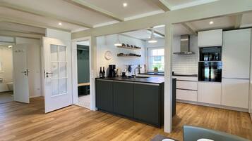 Kühlschrank, Mikrowelle, Ofen, Geschirrspüler