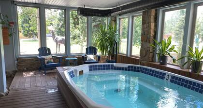 Romantic Mountain Getaway minutes to Breckenridge and on shuttle route