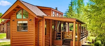 Romantic Mountain Getaway minutes to Breckenridge and on shuttle route