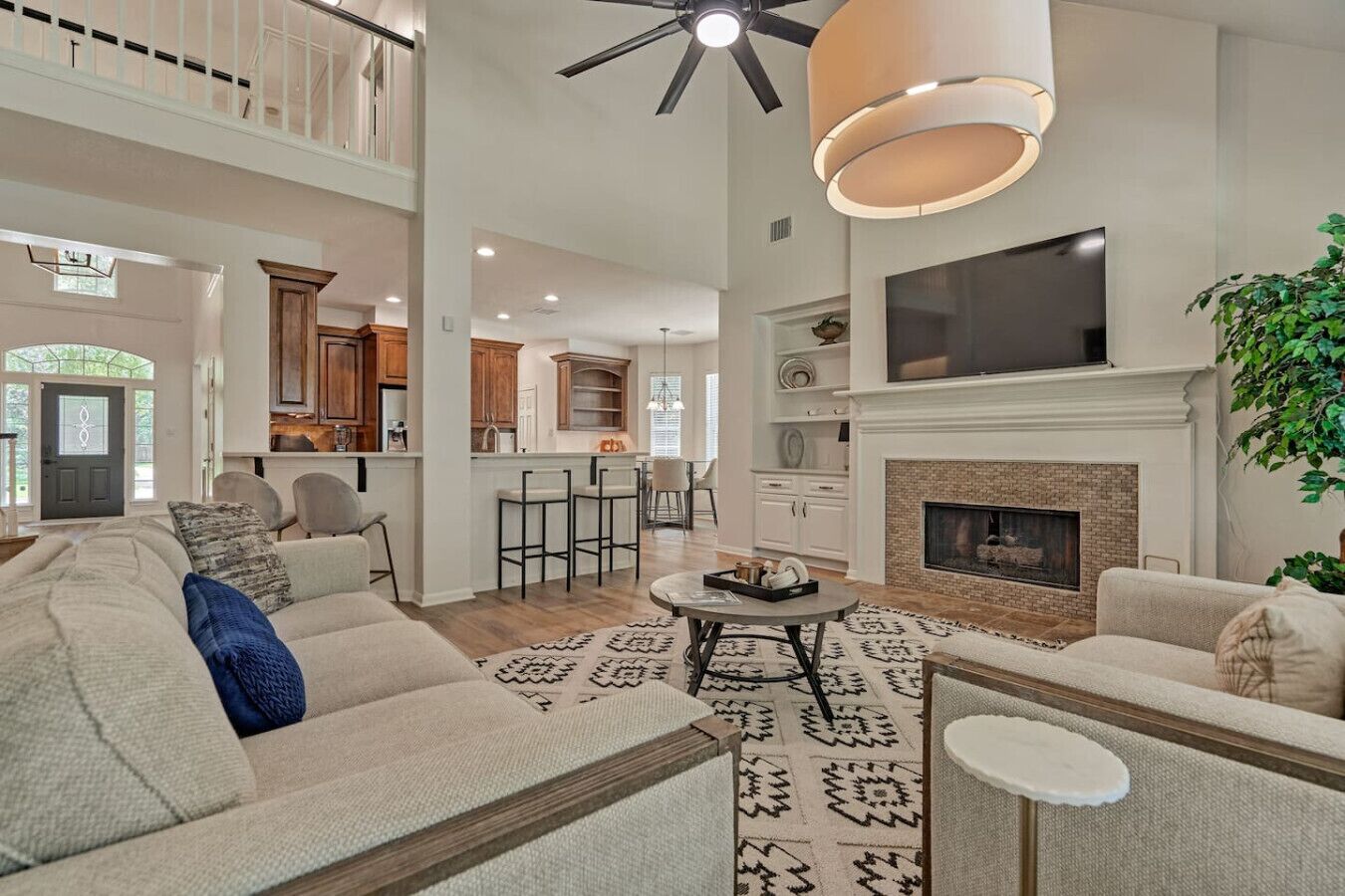 Televisión, chimenea y estéreo 