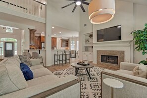 TV, fireplace, stereo - New! 4BR/Easy Access to all Woodlands amenities (Spring)