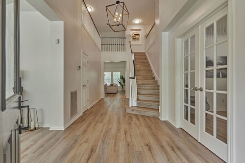The Woodlands 4BR Executive Retreat - EV, Baby & Pet Friendly, Near Hospitals