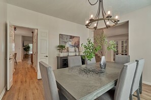 Dining - New! 4BR/Easy Access to all Woodlands amenities (Spring)