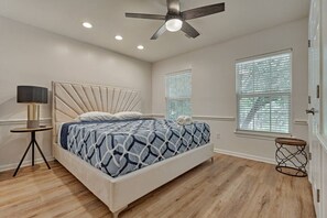 4 bedrooms, desk, iron/ironing board, WiFi - New! 4BR/Easy Access to all Woodlands amenities (Spring)