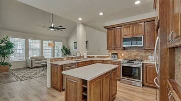 Refrigerador, microondas, horno y parrilla de estufa