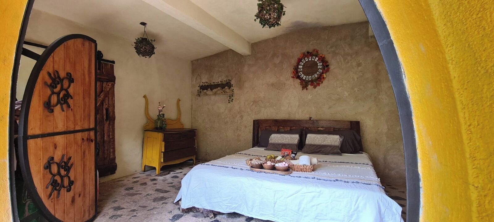 1 bedroom, bed sheets