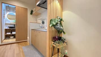 Microwave, stovetop, electric kettle, cookware/dishes/utensils