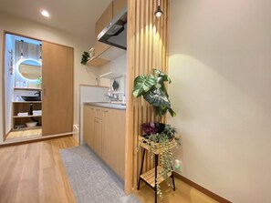 Mikrobølgeovn, kokeplater, vannkoker og kjøkkenutstyr