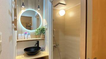 Shower, hair dryer, bidet, towels