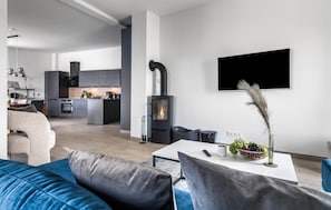 Smart-TV og peis