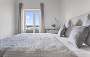 2 quartos, ferros/tábuas de passar roupa, berço de viagem