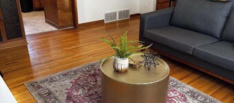 Mid-Century Modern 4BR WIF SmrtTV, Coffee Patio