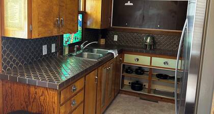 Mid-Century Modern 4BR WIF SmrtTV, Coffee Patio