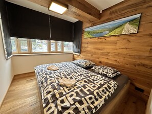 1 bedroom, desk, internet