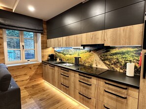 Geladeira, micro-ondas, fogão, lava-louças