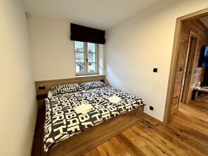 2 quartos, escrivaninha, acesso à internet