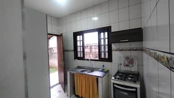 Frigorífico, placa de cocina y utensilios de cocina