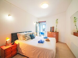 1 dormitorio, escritorio, tabla de planchar con plancha y wifi