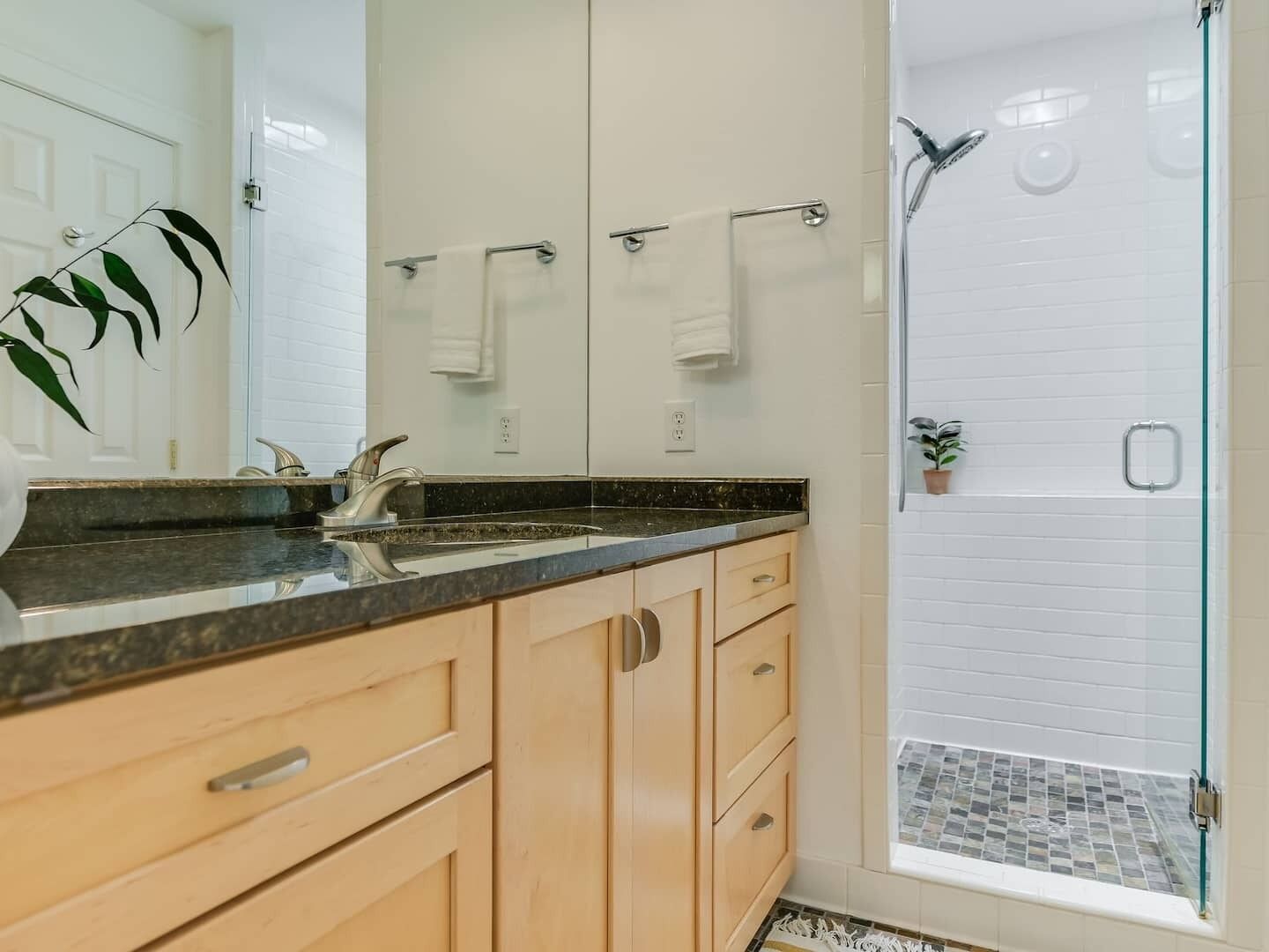 Sèche-cheveux, serviettes fournies