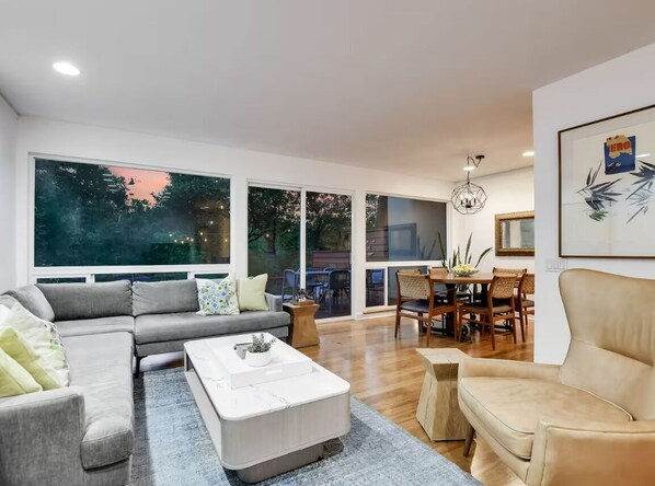 Smart TV - Trendy Townhome in Travis Heights ~ Parking (Austin)