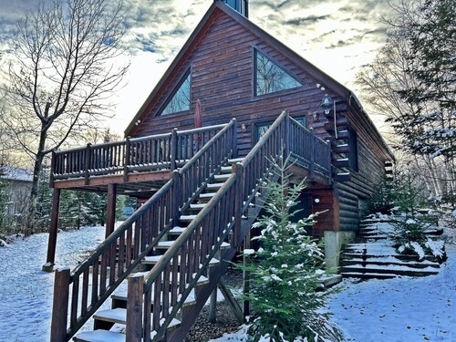 Relaxing 3-bedroom family friendly cabin on Willow Lake with WiFi, AC, Washer&D