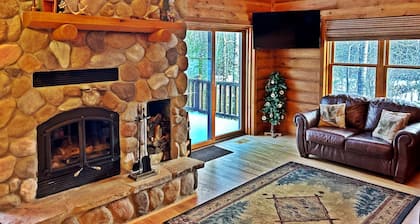 Relaxing 3-bedroom family friendly cabin on Willow Lake with WiFi, AC, Washer&D