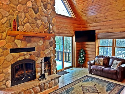 Relaxing 3-bedroom family friendly cabin on Willow Lake with WiFi, AC, Washer&D