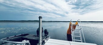 Relaxing 3-bedroom family friendly cabin on Willow Lake with WiFi, AC, Washer&D