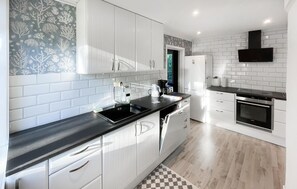 Fridge, oven, dishwasher, coffee/tea maker