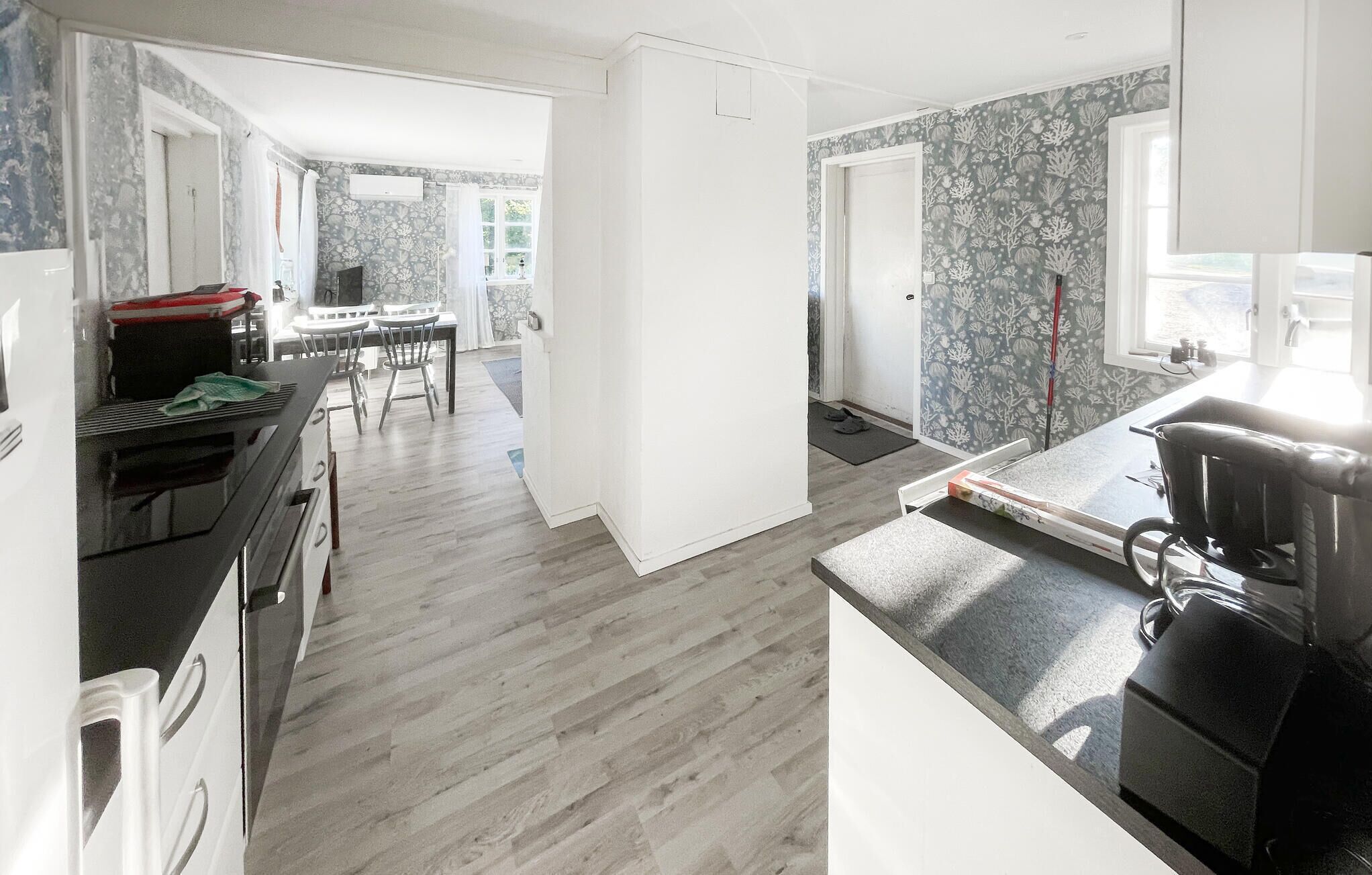 Kylskåp, ugn, diskmaskin och kaffe- och tebryggare