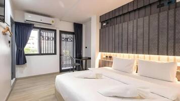 In-room safe, blackout drapes, soundproofing