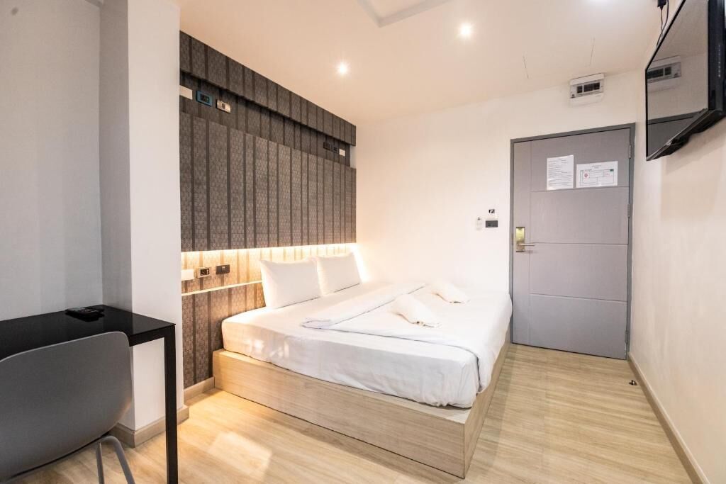 In-room safe, blackout drapes, soundproofing