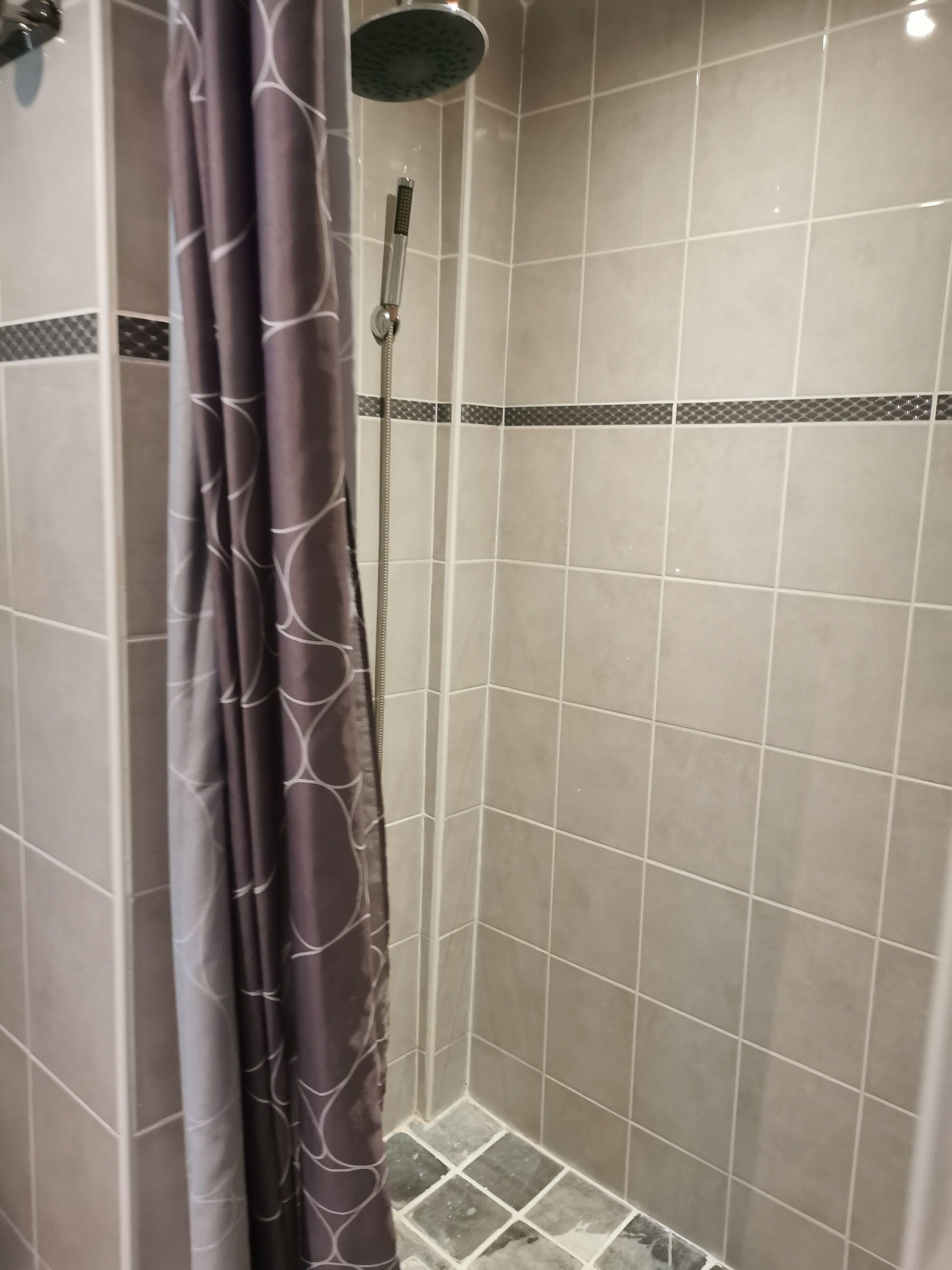 Douche, savon, papier toilette