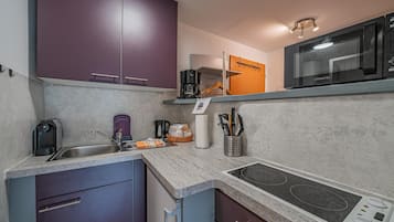 Fridge, microwave, stovetop, coffee/tea maker