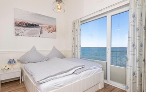 2 quartos, ferros/tábuas de passar roupa, berço de viagem