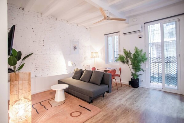 Unclassified image, 1 of 14, button