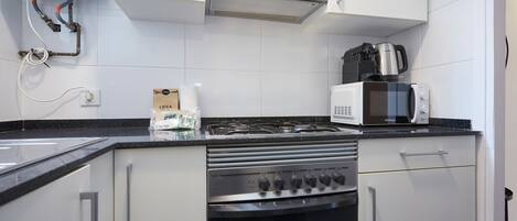 Køleskab, mikrobølgeovn, ovn, kogeplade