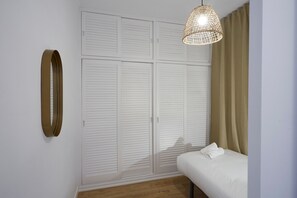 2 bedrooms, travel crib, free WiFi