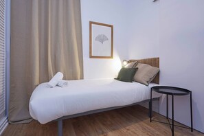 3 dormitorios, tabla de planchar con plancha, cuna de viaje y Internet